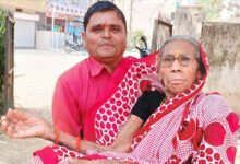 Betul Samachar : 80 वर्षीय परीक्षार्थी को शिक्षक ने गोद में ले जाकर दिलवाई परीक्षा
